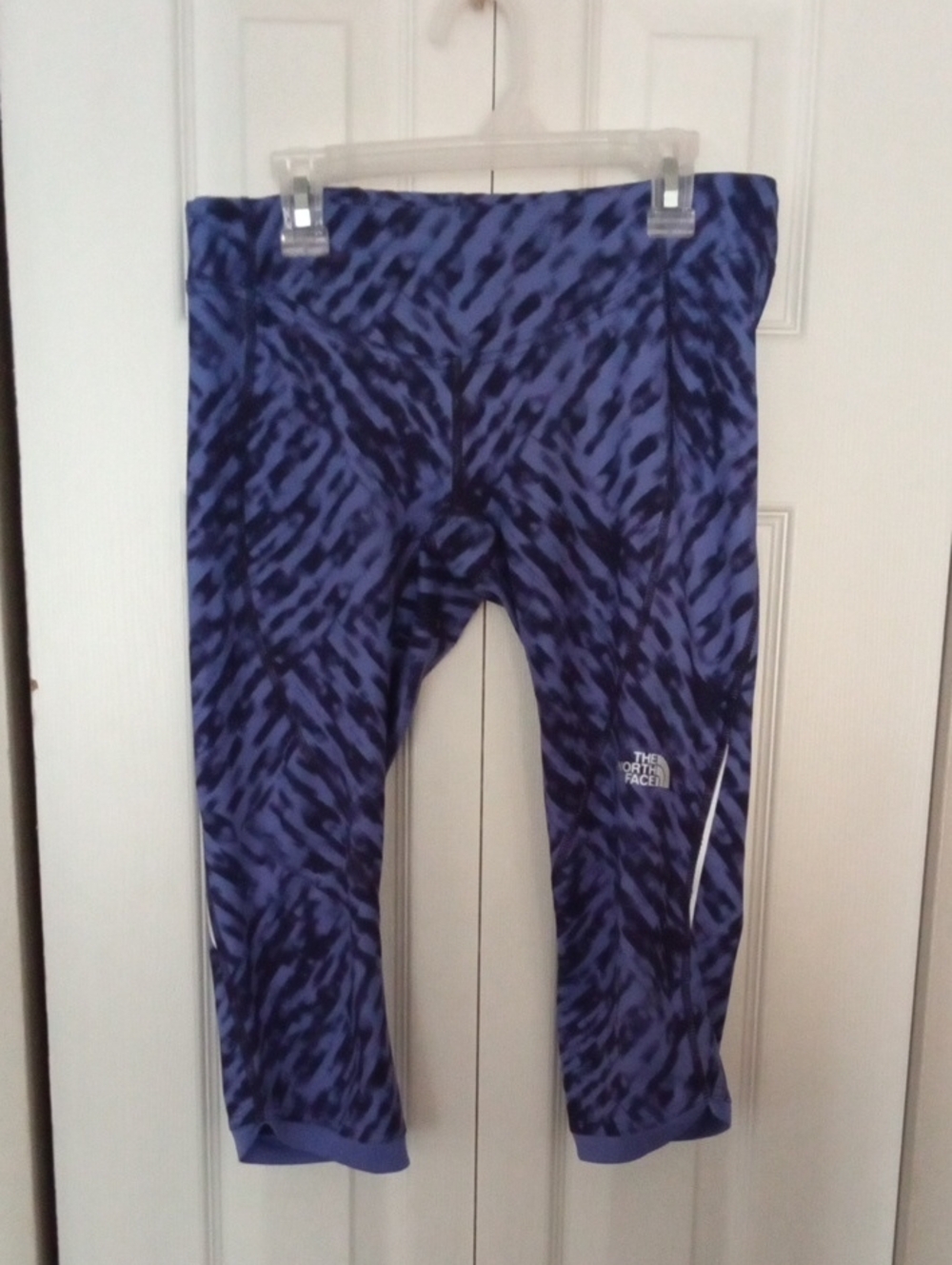 The North Face Blue & Black Abstract Capri Leggings
